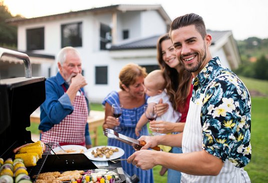 Haus-Familie-Wohnen-Garten-Serie-30-06 Familie beim Grillen im eigenem Garten