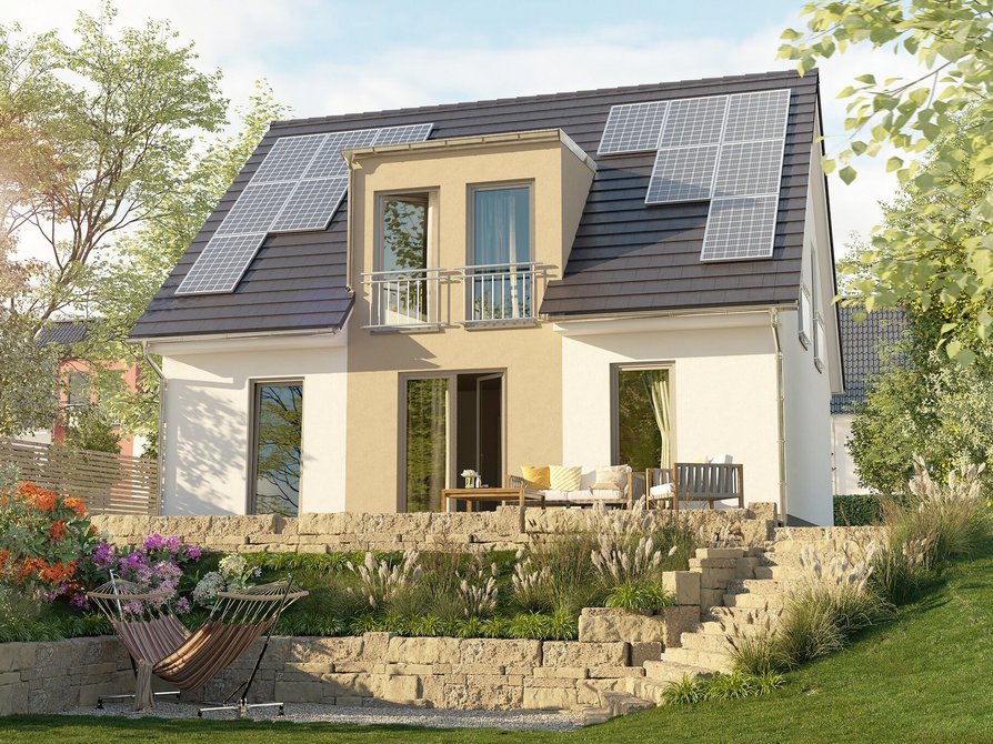 Das Flair 125 in Variante Elegance und Blick in den Garten mit Hang und Photovoltaikanlage auf dem Satteldach