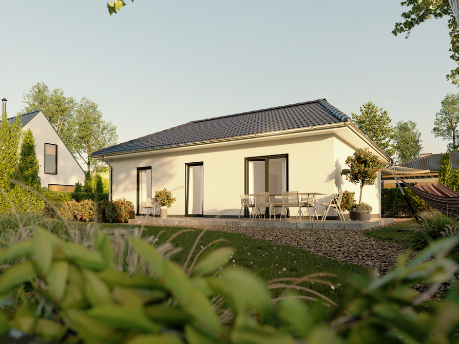 Bungalow 78 in heller Putzoptik mit einladender Terrasse und gepflegtem Garten, fotografiert bei Sonnenschein aus Gartenperspektive.