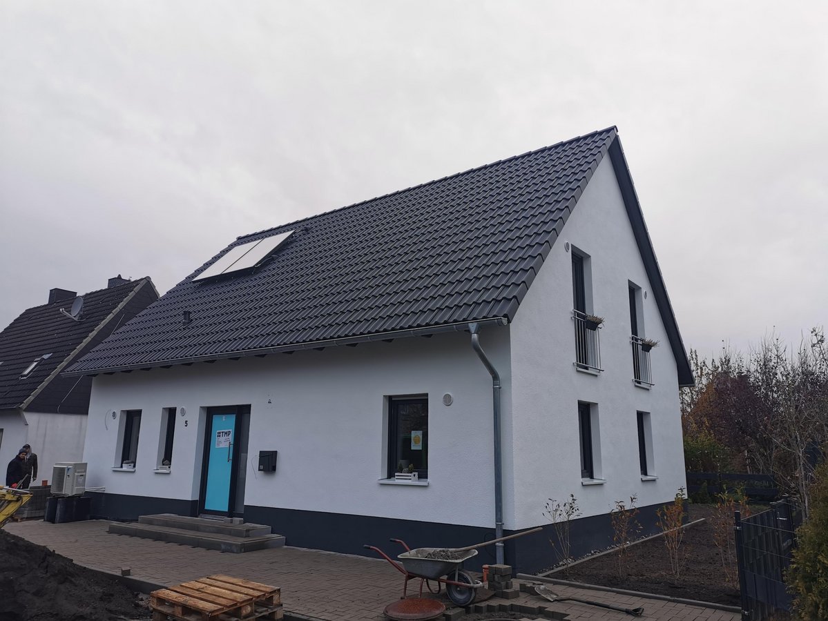 Fertiges Haus mit weißen Außenputz