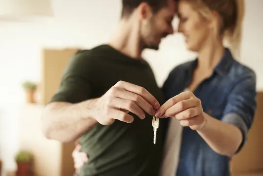 Haus-Paar-Umzug-Serie-13-23 Paar bei Wohnungsübergabe