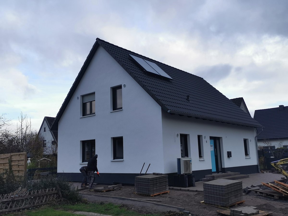 Fertiges Haus mit weißen Außenputz