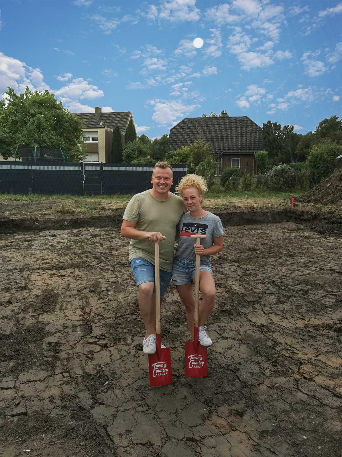 Bild von einer Schlüsselübergabe an die Bauherren