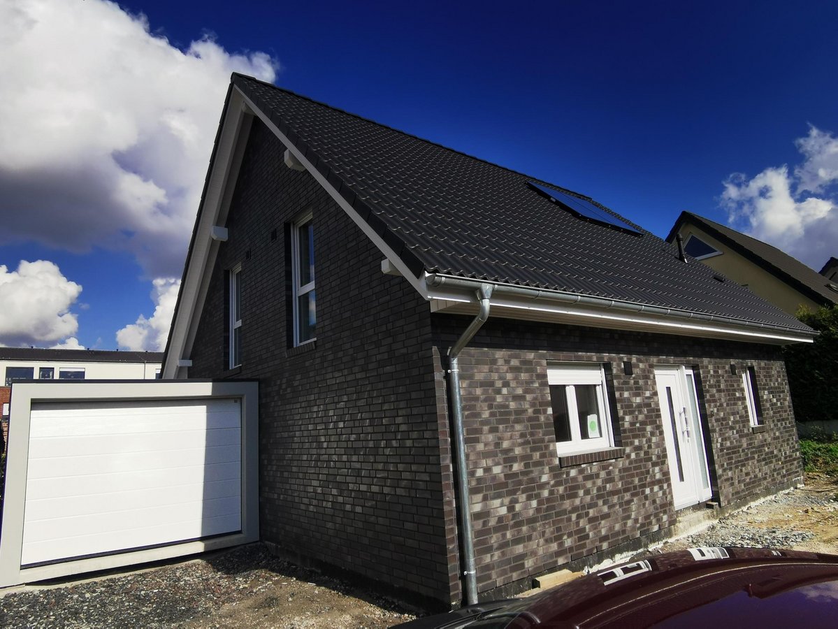 Fertiges Haus mit geklinkerten Außenmauerwerk