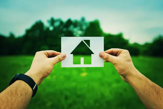 grundstueck-haus-landschaft-suche-02 Papier mit Hausform
