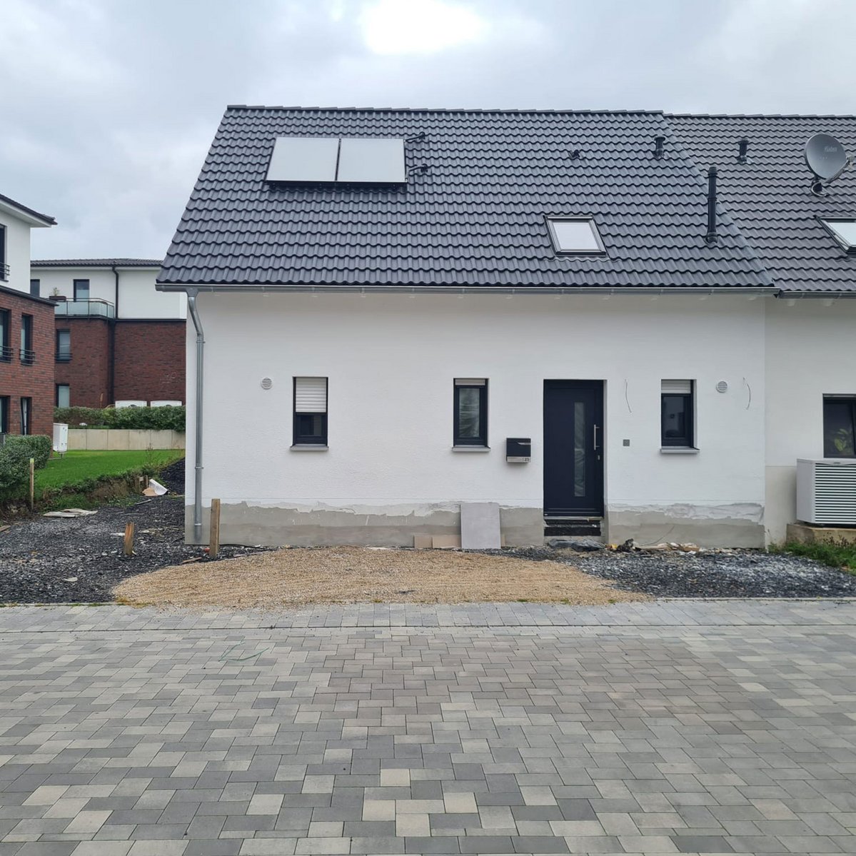 Fertiges Haus mit weißen Außenputz