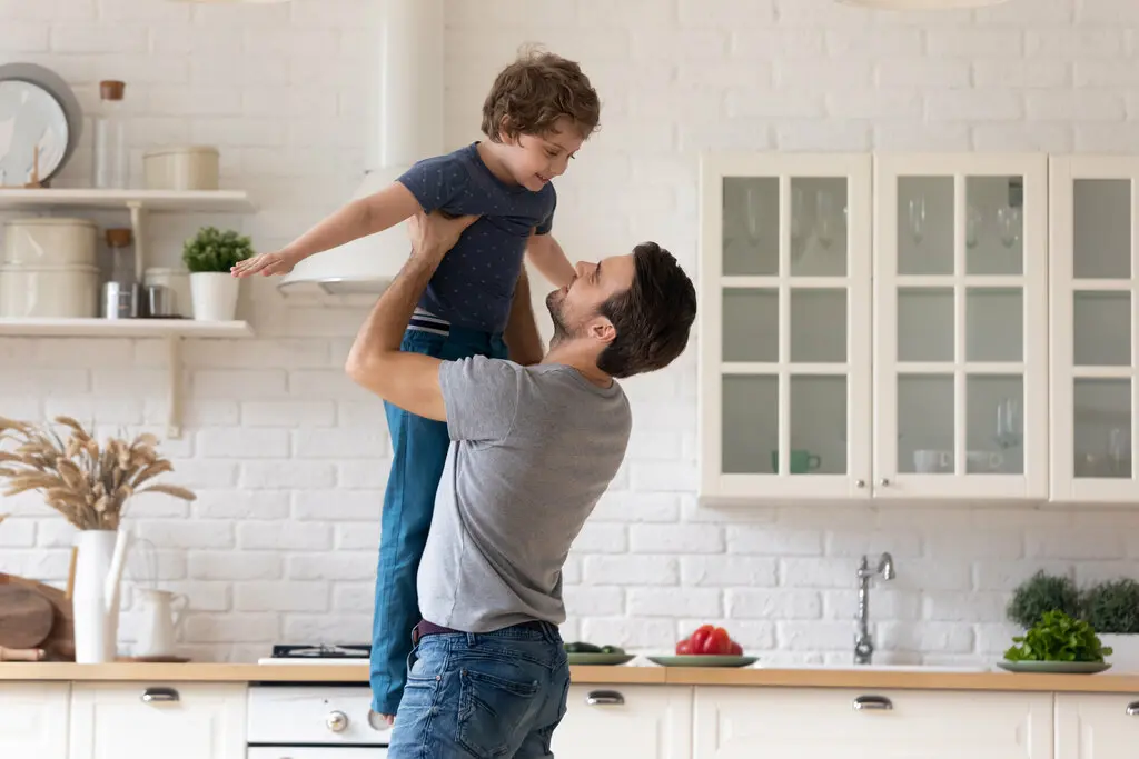 Haus-Familie-Wohnen-Serie-3-24 Vater hebt Sohn hoch