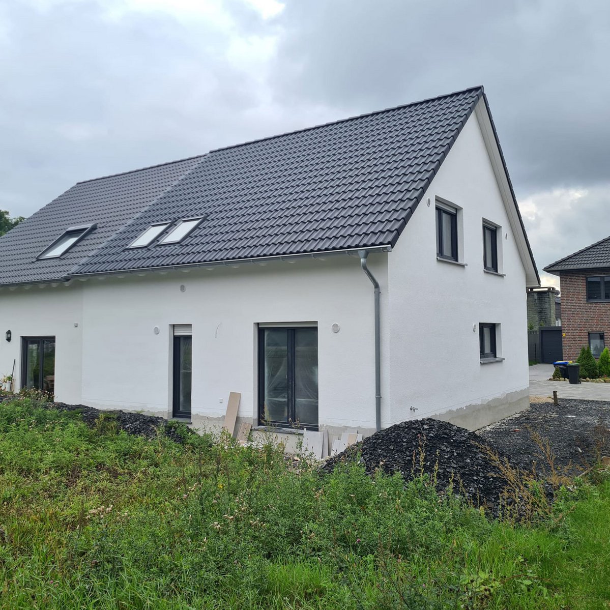 Fertiges Haus mit weißen Außenputz