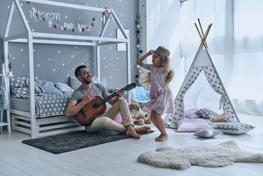 Haus-Vater-Tochter-Wohnen-Serie-4-4 Vater und Tochter singen und Tanzen im Kinderzimmer.