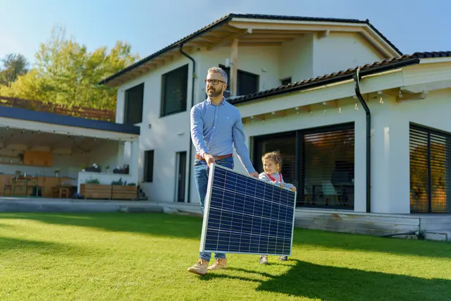 Ein moderner Solarpark mit großflächigen Photovoltaikmodulen zeigt, wie nachhaltige Stromgewinnung heute aussieht – sauber, leise, effizient.