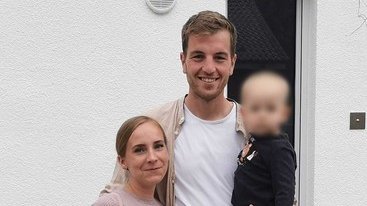 Bild von einer Schlüsselübergabe an das Bauherren-Pärchen
