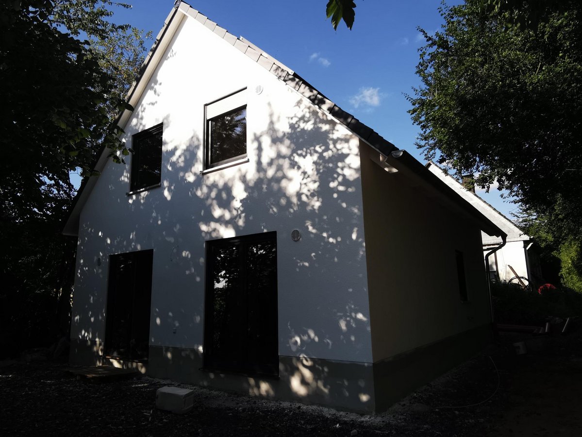 Fertiges Haus mit weißen Außenputz