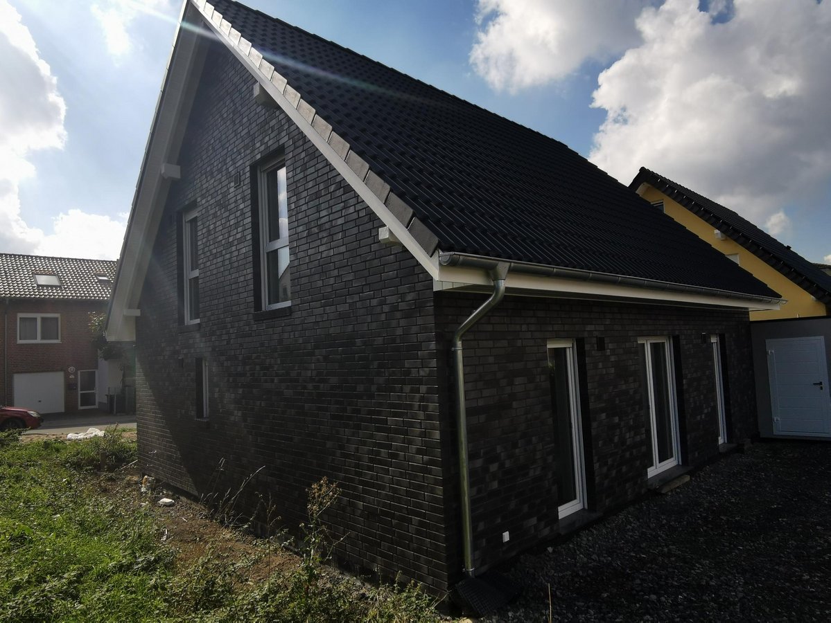 Fertiges Haus mit geklinkerten Außenmauerwerk
