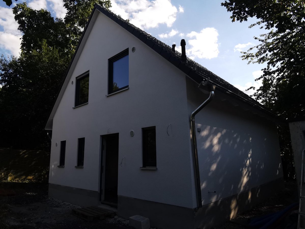 Fertiges Haus mit weißen Außenputz
