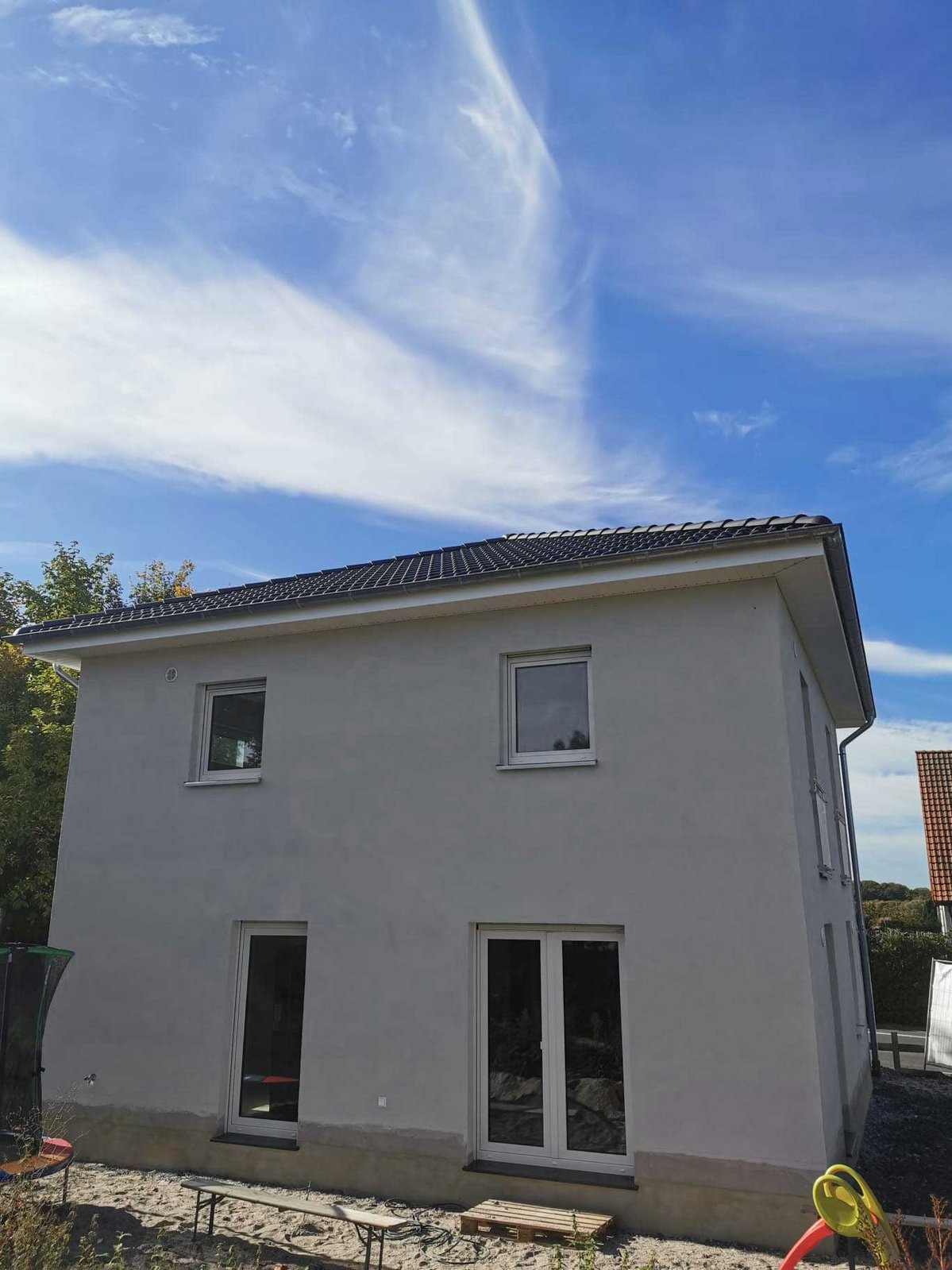 Fertiges Haus mit grauen Außenputz