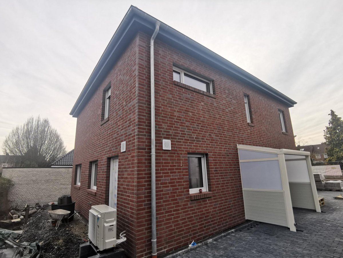 Fertiges Haus mit rotem Klinker