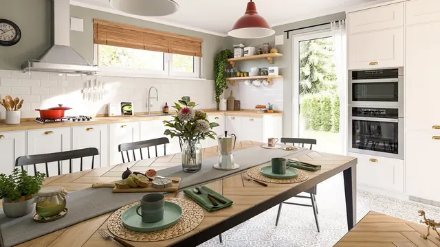 Moderner Neubau mit Rückstauschutz. Bauherren sichern ihr Haus mit Technik, Planung und Förderungen zuverlässig gegen Rückstau ab.