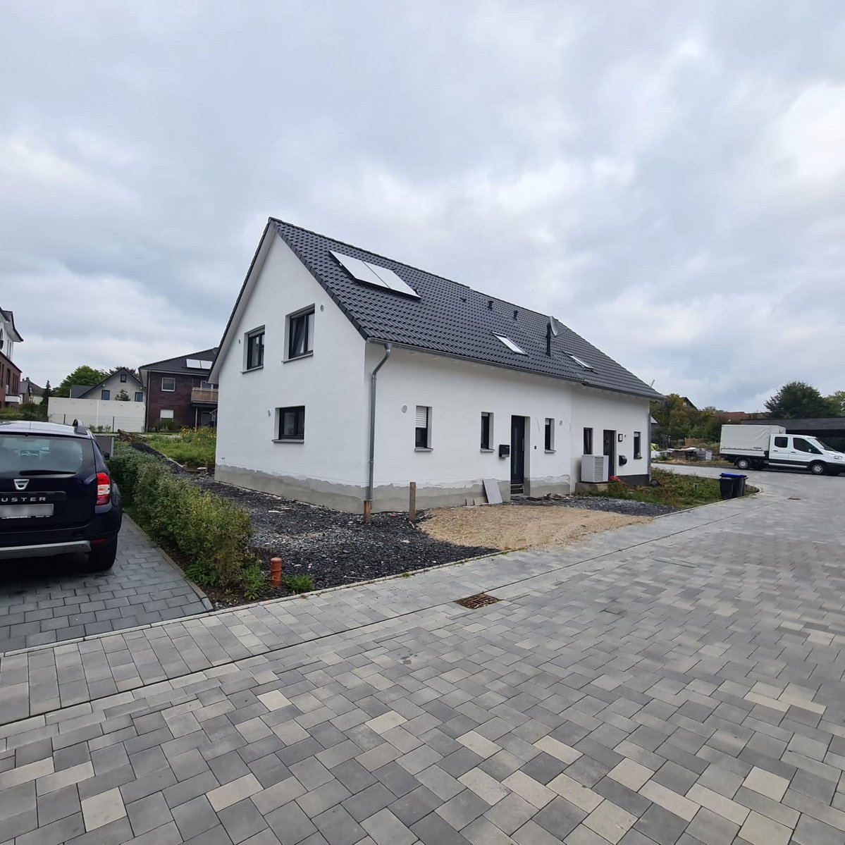 Fertiges Haus mit weißen Außenputz