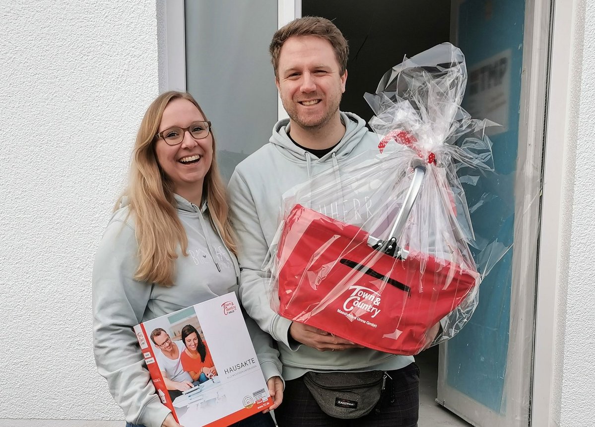 Schlüsselübergabe für ein traumhaftes Haus