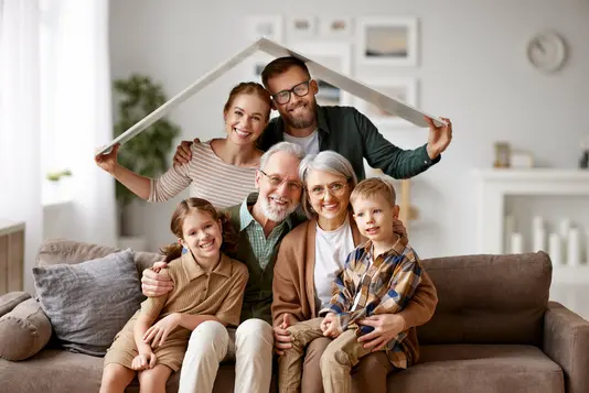 Sparen-beim-Hausbau-Familie-Kosten-Traumhaus
