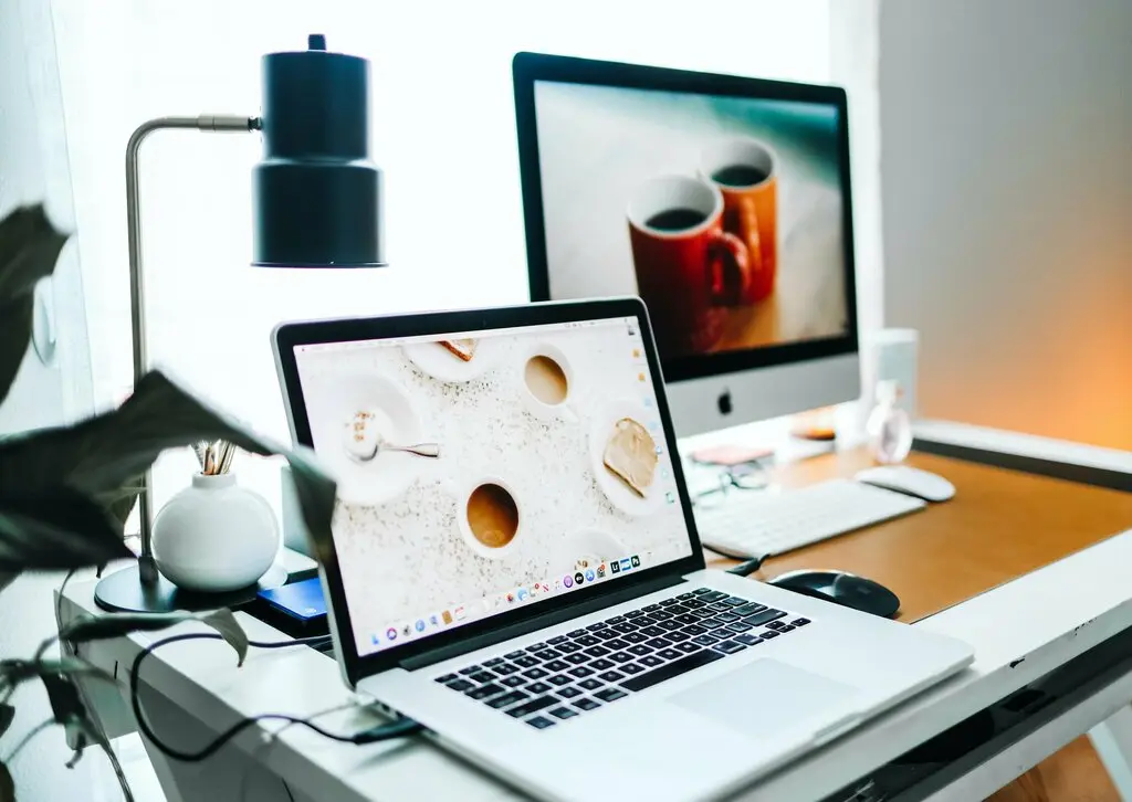 yehleen-gaffney-ZUY4OT_lMgs-unsplash Home Office Schreibtisch